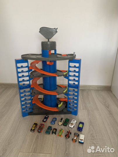 Хот вилс трэк и парковка с машинками