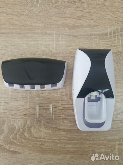 Авт-й диспенсер для зуб. пасты с держателем щеток