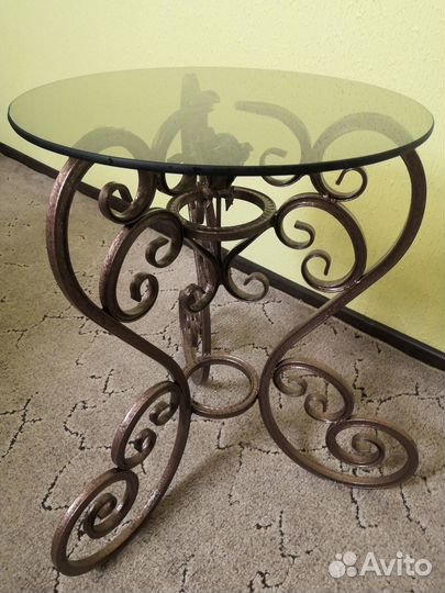 Прикроватный столик