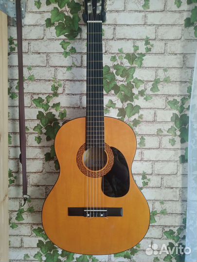 Классическая акустическая гитара