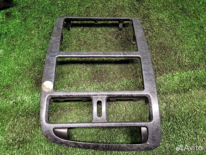 Рамка(накладка) магнитолы на Toyota Avensis 1