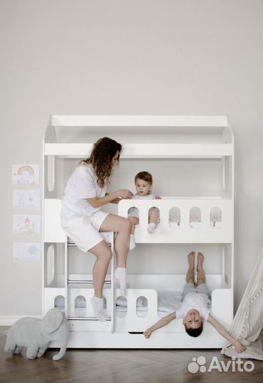 Двухъярусная кровать домик с лестницей комод