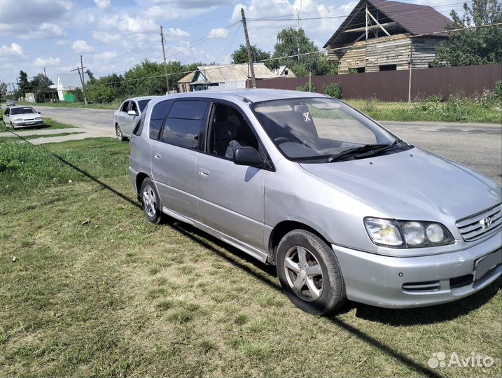Toyota Ipsum 2.0 AT, 1997, битый, 389 000 км