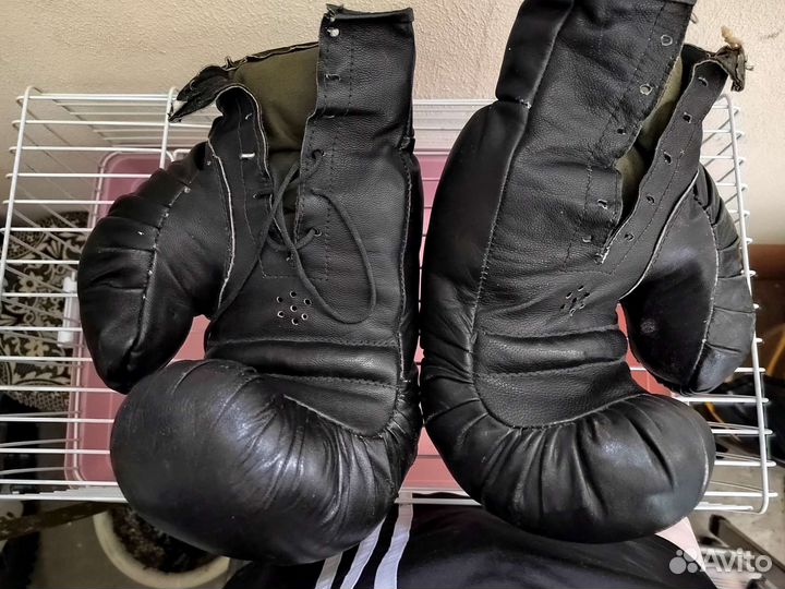 Боксерская груша и боксерские перчатки