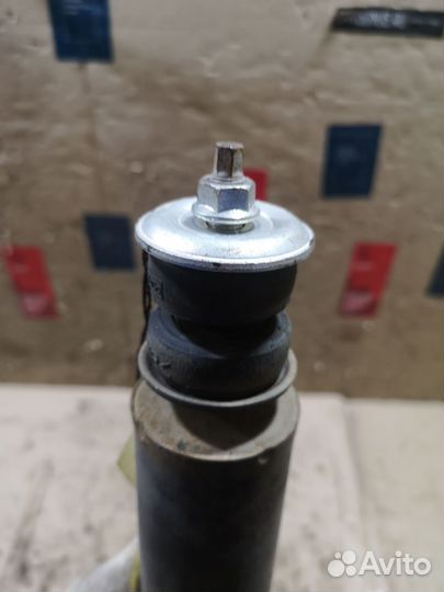 Амортизатор задний Mazda Mpv LY3P