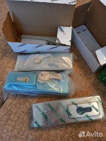 Замок для цельностеклянных дверей