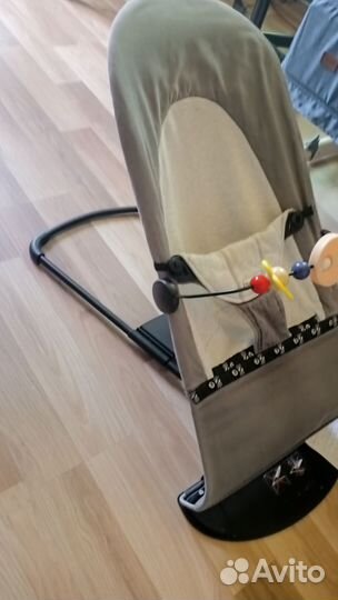Шезлонг babybjorn с игрушкой