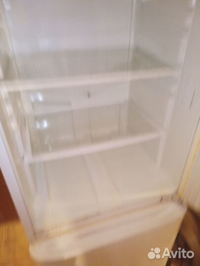 Ящики и полки холодильника аристон