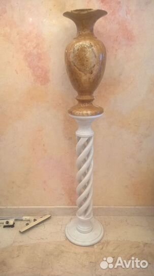 Ваза из оникса с подставкой