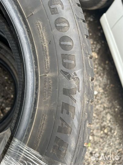 Goodyear UltraGrip Ice 215/60 R17 96T