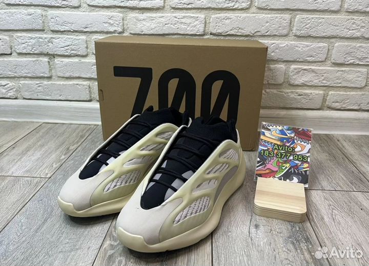 Мужские кроссовки Adidas Yeezy Boost 700 v3