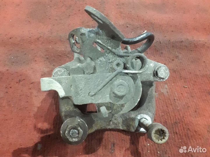 Задний левый суппорт фольксваген гольф 6