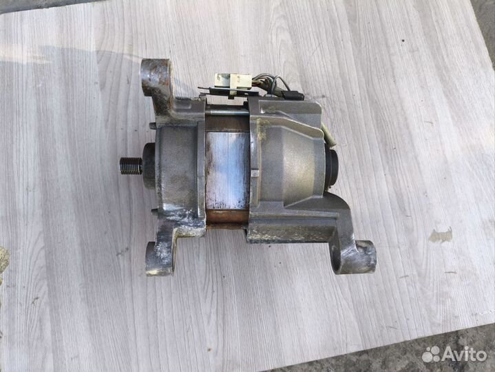 Мотор трехлапый Аристон Индезит