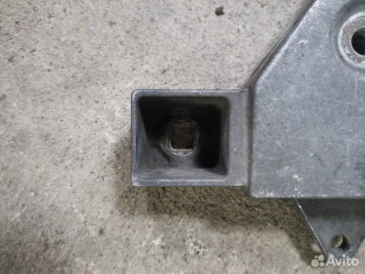 Кронштейн двигателя правый Renault Symbol седан