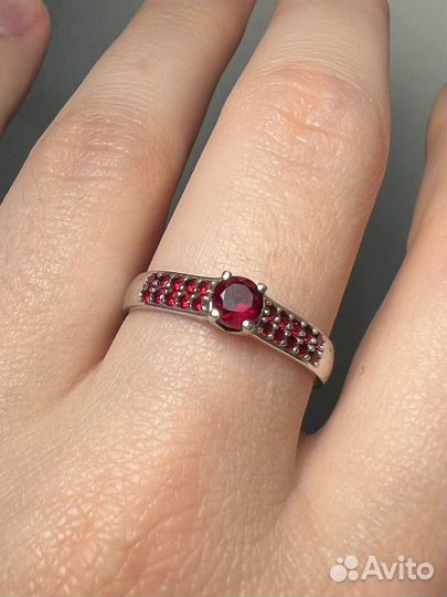 Серебряное кольцо с гранатом