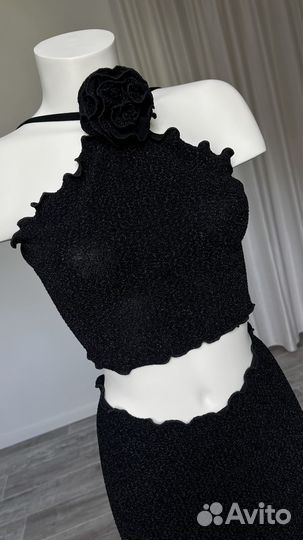 Топ блестящий с цветком и голой спиной