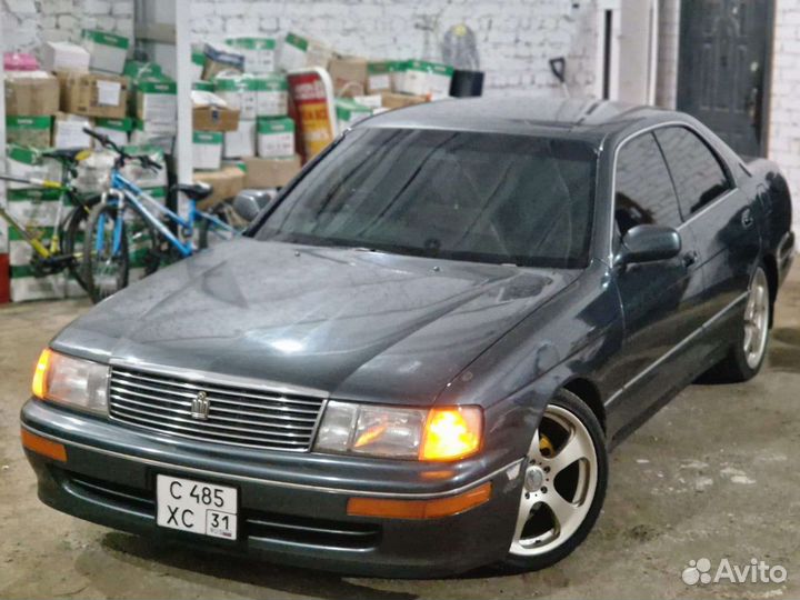 Капот crown 141