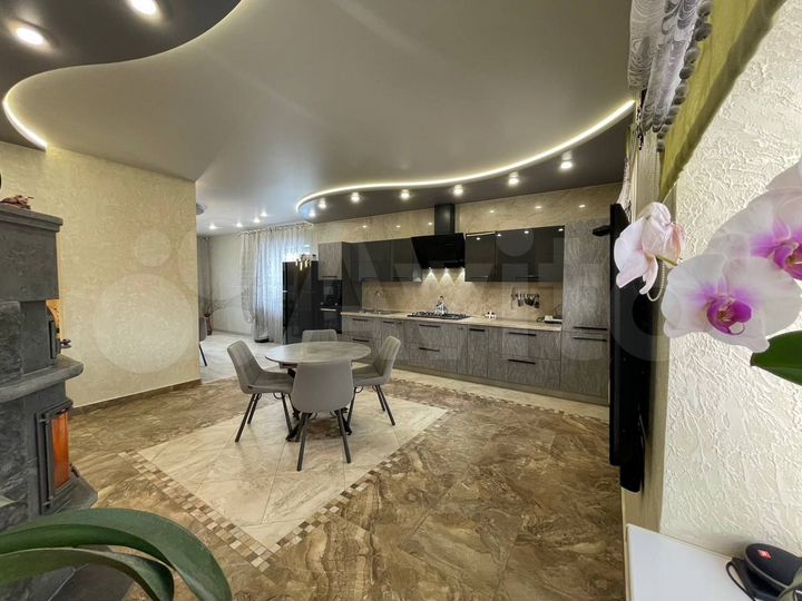 Коттедж 283 м² на участке 10 сот.