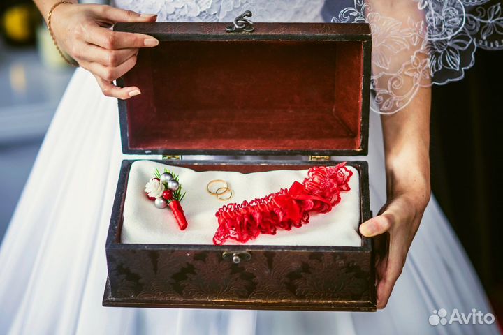 Подвязка и бабочка красная