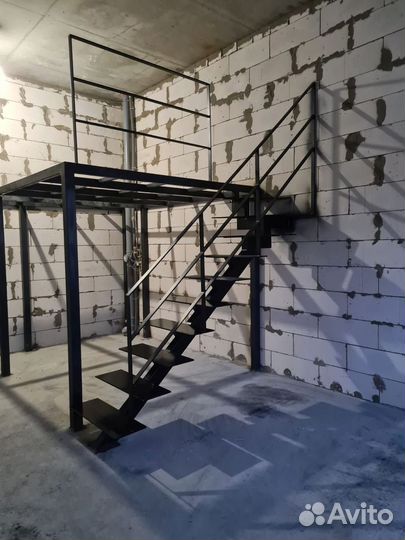 Лестница в дом, в студию, апартаменты