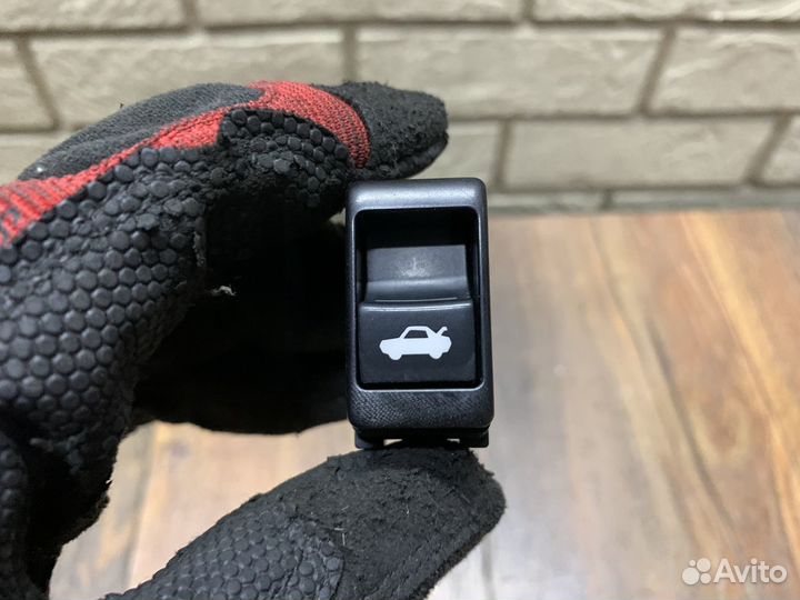 Nissan Teana J32 Кнопка открывания багажника