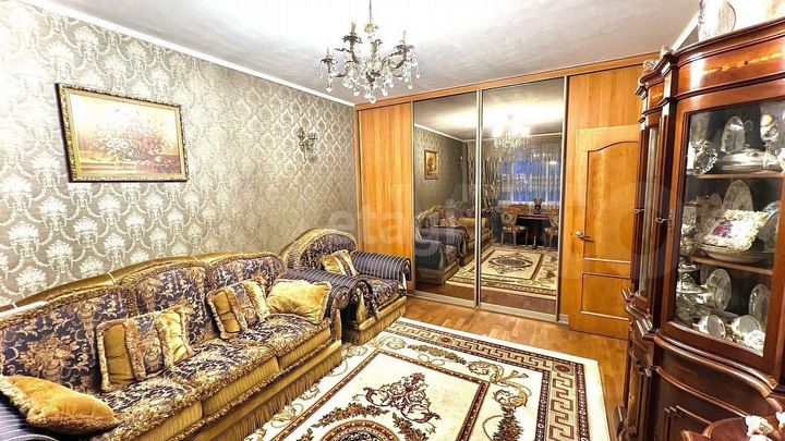 2-к. квартира, 52 м², 1/17 эт.