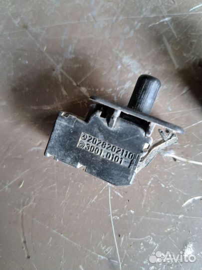 Концевик двери на Mercedes W210