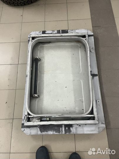 Люк от автобуса для охоты на автомобиле
