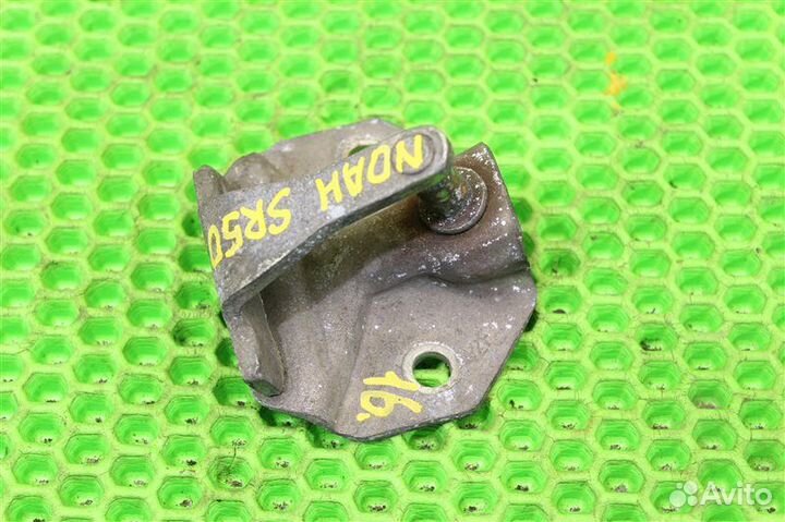 Петля замка багажника Toyota Town Ace Noah SR40