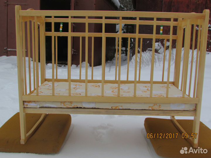 Продам детскую кровать качалку