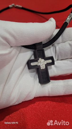 Крест из черного дерева и гайтан