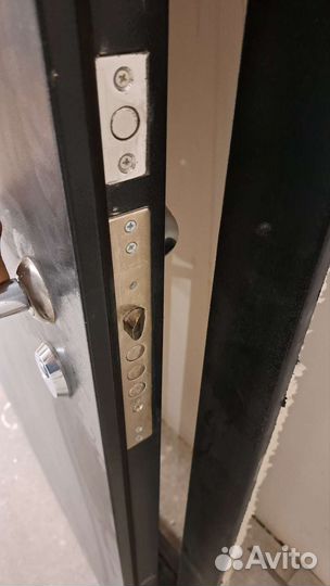 Дверь входная металлическая от застройщика