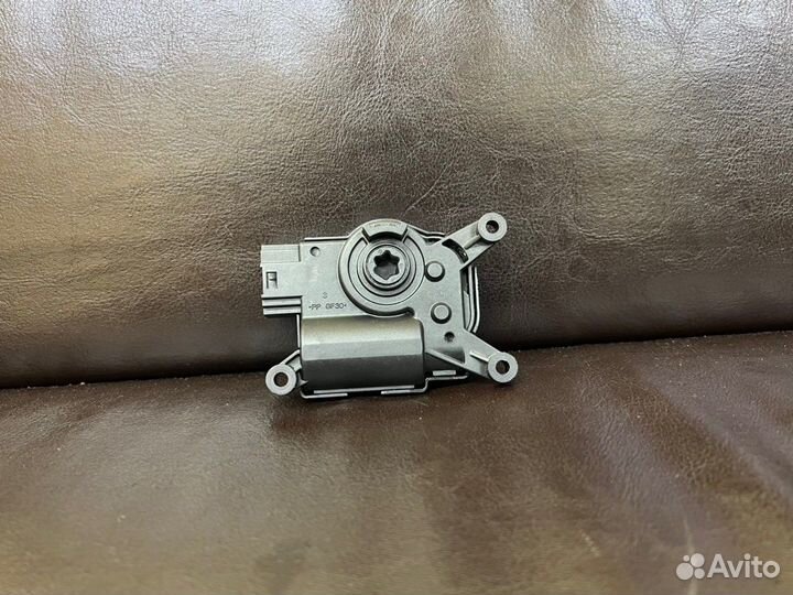 Моторчик заслонки отопителя бу Skoda Octavia A7