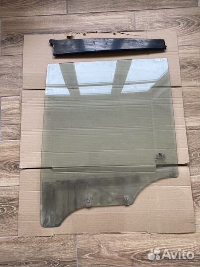 Продам боковое стекло