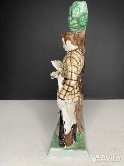 Фарфоровая статуэтка Барышня -крестьянка