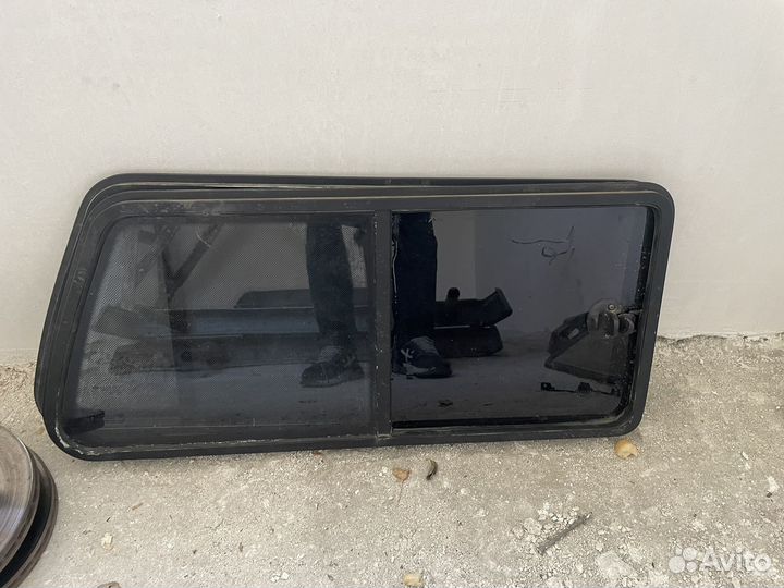 Заднее лоьовое и форточки нива 3 дверка