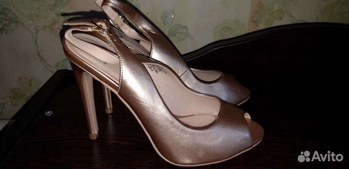 Босоножки новые