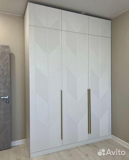 Зеркальный шкаф