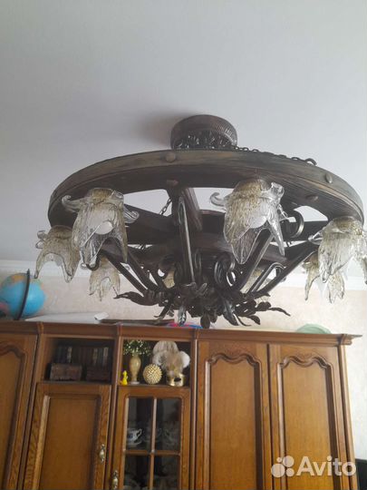 Продам люстру