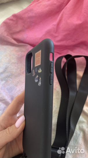 Чехол на iPhone 11 с ремешком черный