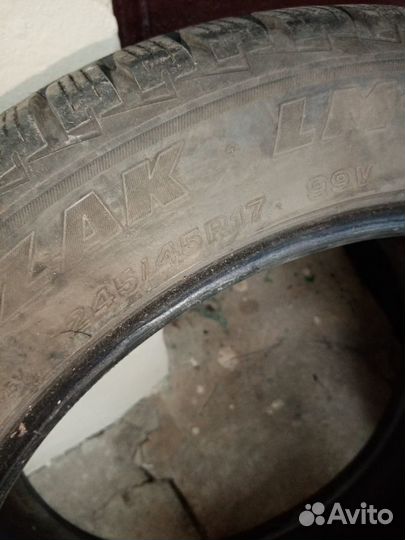 Bridgestone Blizzak W810 245/45 R17