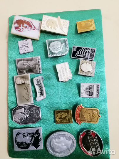 Коллекции значков четыре штуки