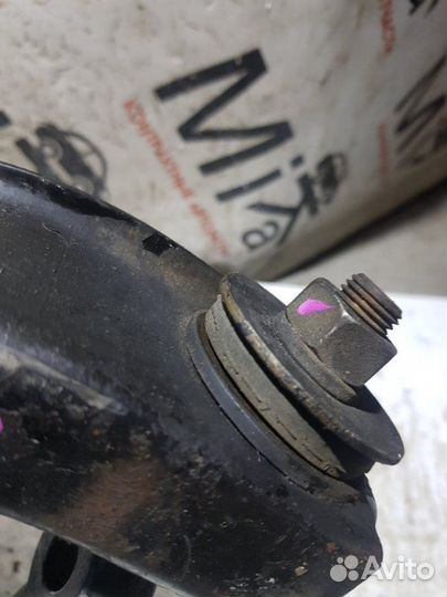 Рычаг подвески передний правый Nissan Atlas F22