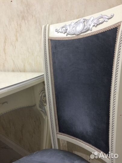 Стол со стульями