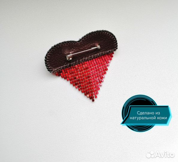 Брошь ручной работы из бисера 