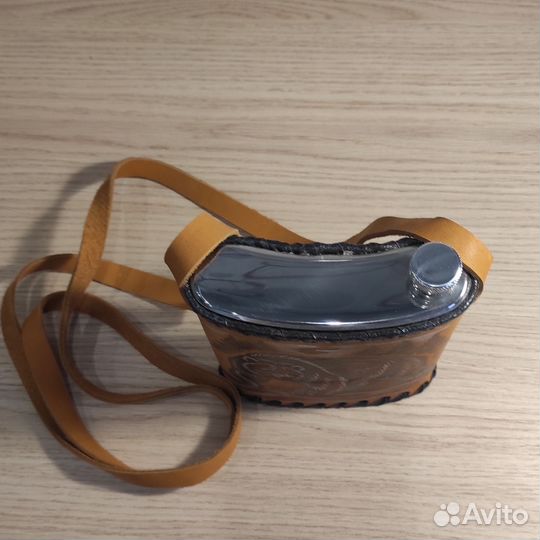 Фляжка из нержавейки в кожаном чехле