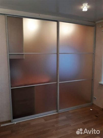 Двери купе в белом профиле с матовым стеклом