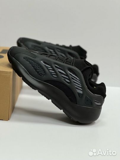 Мужские кроссовки Adidas Yeezy Boost 700 v3