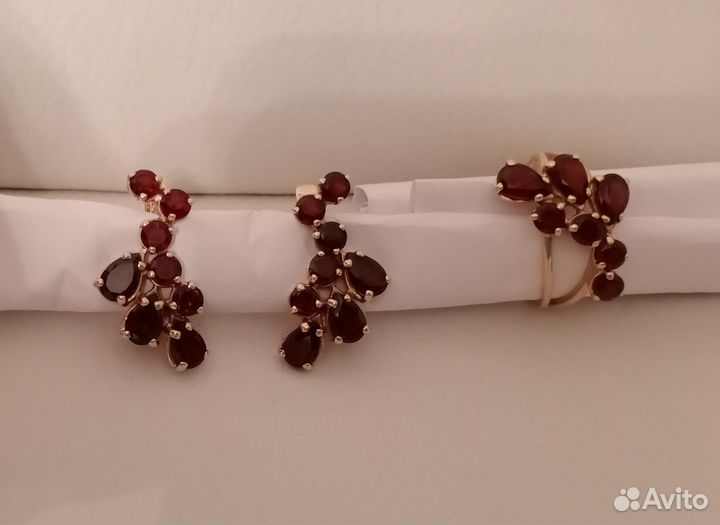 Золотой комплект с гранатами 585 пробы