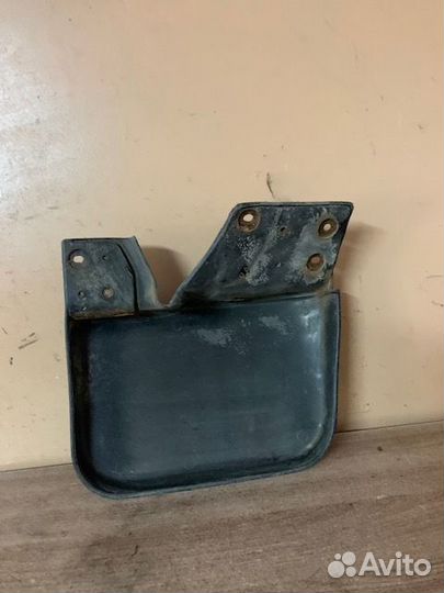 Брызговик передний правый Montero Sport (K9)